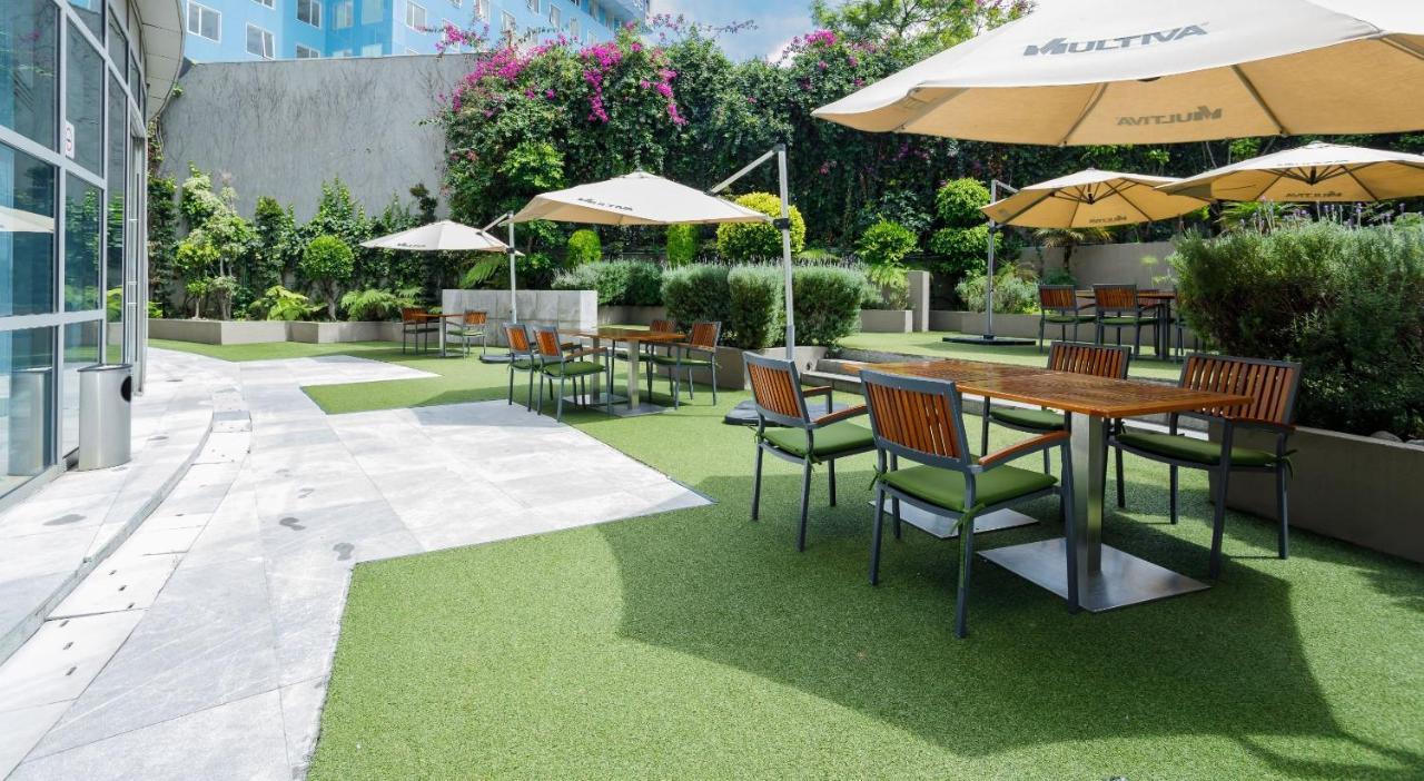 Hotel Camino Real Santa Fe Ciudad de México Exteriér fotografie Artificial grass at a hotel