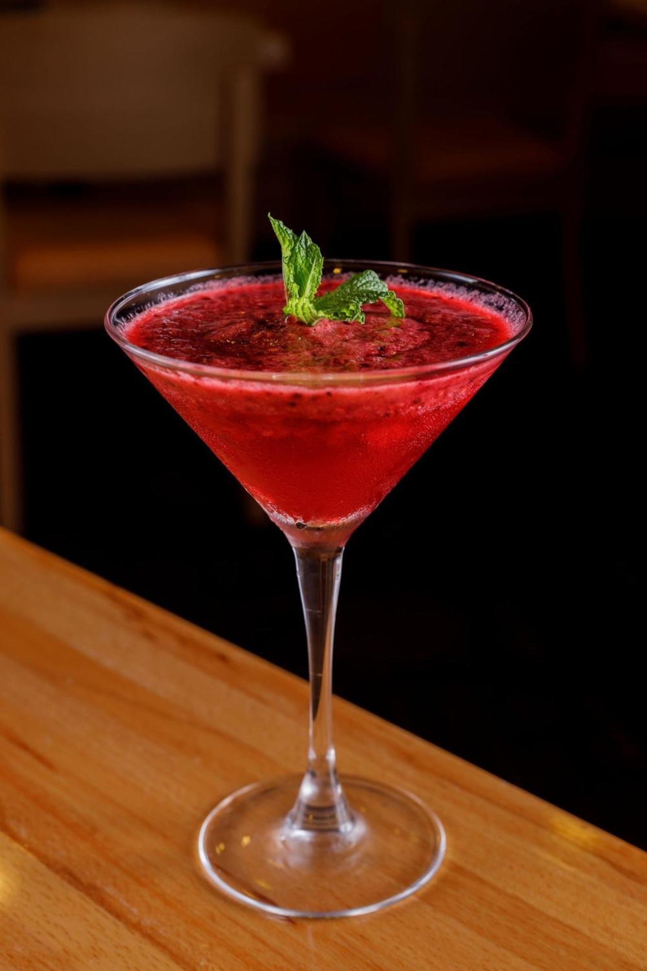 Hotel Camino Real Santa Fe Ciudad de México Exteriér fotografie A cosmopolitan garnished with a sprig of mint