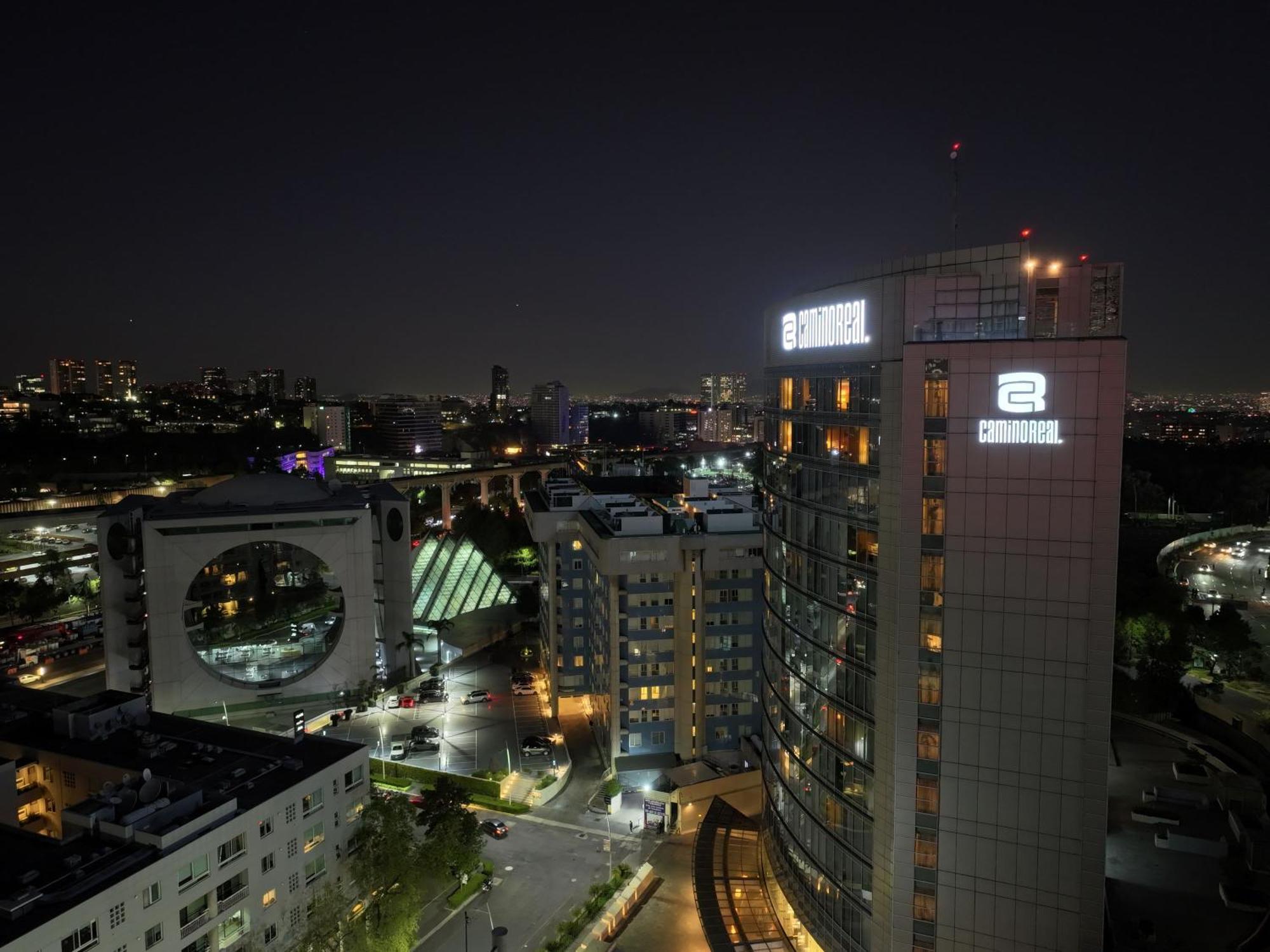 Hotel Camino Real Santa Fe Ciudad de México Exteriér fotografie View of the complex at night